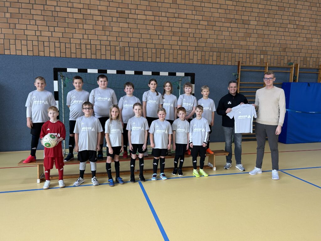 Von links nach rechts: Kinder der 3. und 4. Klasse, André Schürmann, Niklas Robben