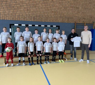 Von links nach rechts: Kinder der 3. und 4. Klasse, André Schürmann, Niklas Robben